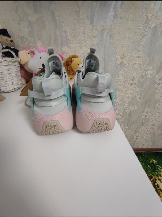 Adidași sport Nike Air Huarache Craft.