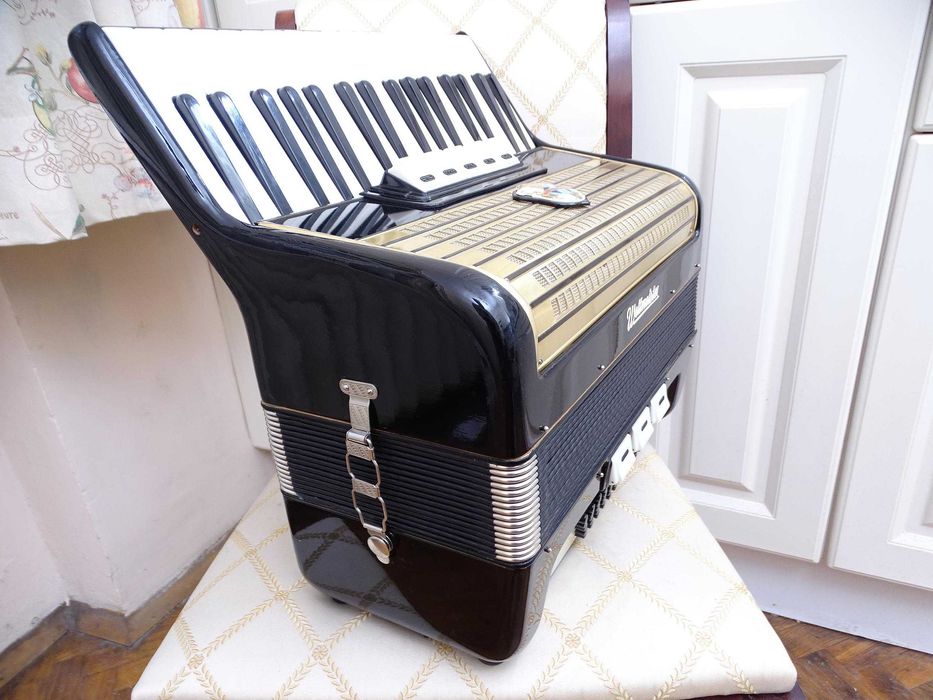Много запазен стар акордеон Велтмайстер 60 баса