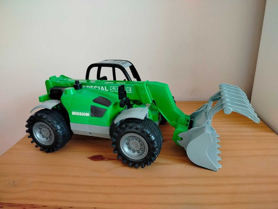 Лот детски играчки- автовоз, багер, строител и мотор