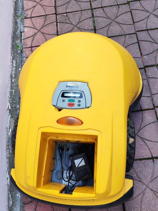 Robot tuns iarba