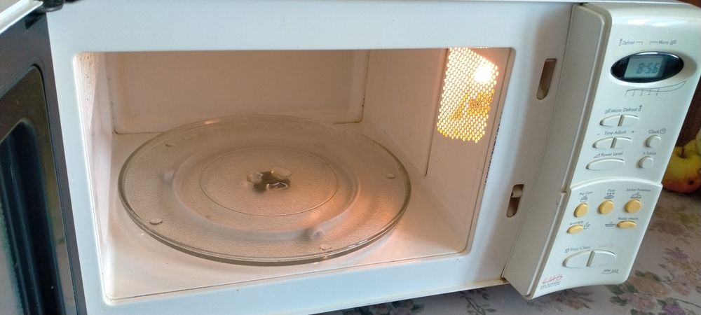 Микроволновая печь DeLonghi.