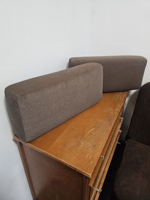 vand doua perne pentru canapea .