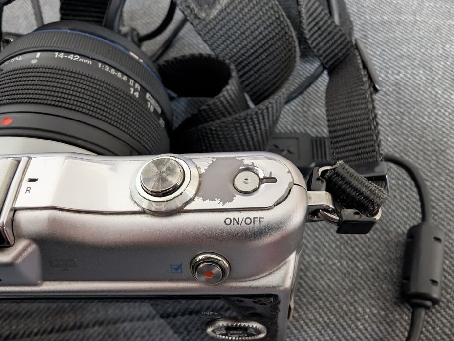 Безогледален фотоапарат Olympus E-pm1, 14-42 IIR MSC