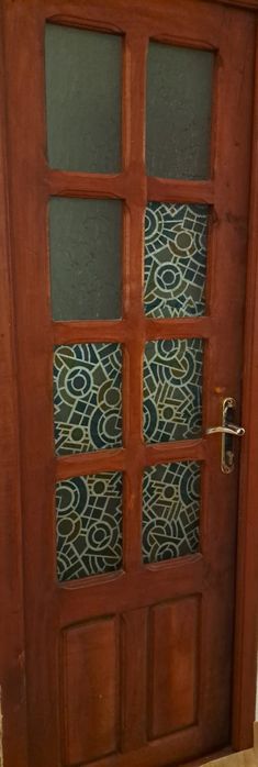 Vând 6 uși din lemn de brad