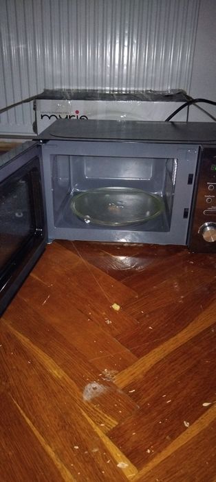 Vând microunde este aproape noua sa folosite o singura data