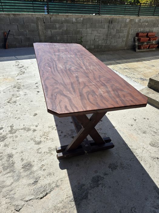 Дървена маса с пейки