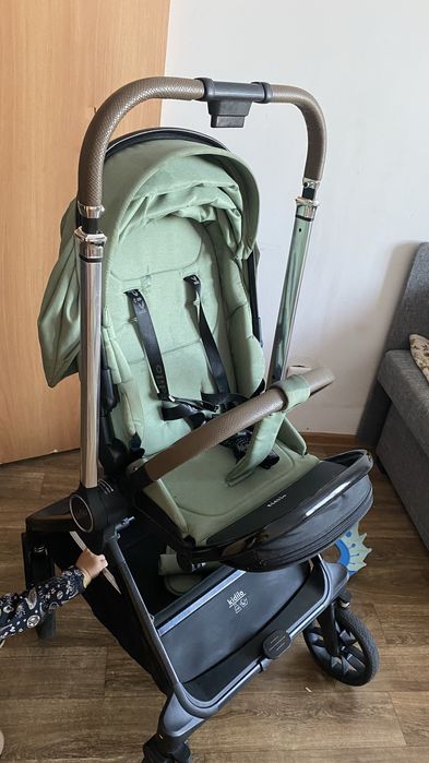 Детская прогулочная коляска