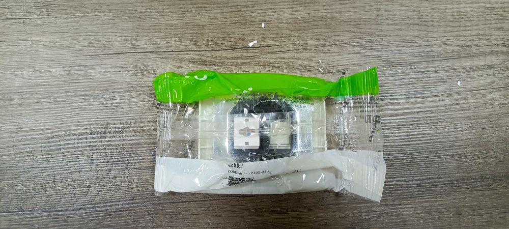 Внутренняя розетка для подключения кабеля rj45
