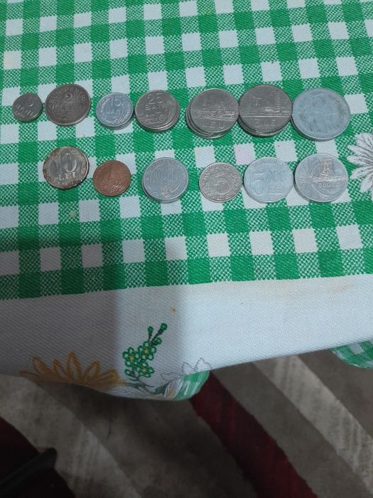 Vând bacnote și monede.