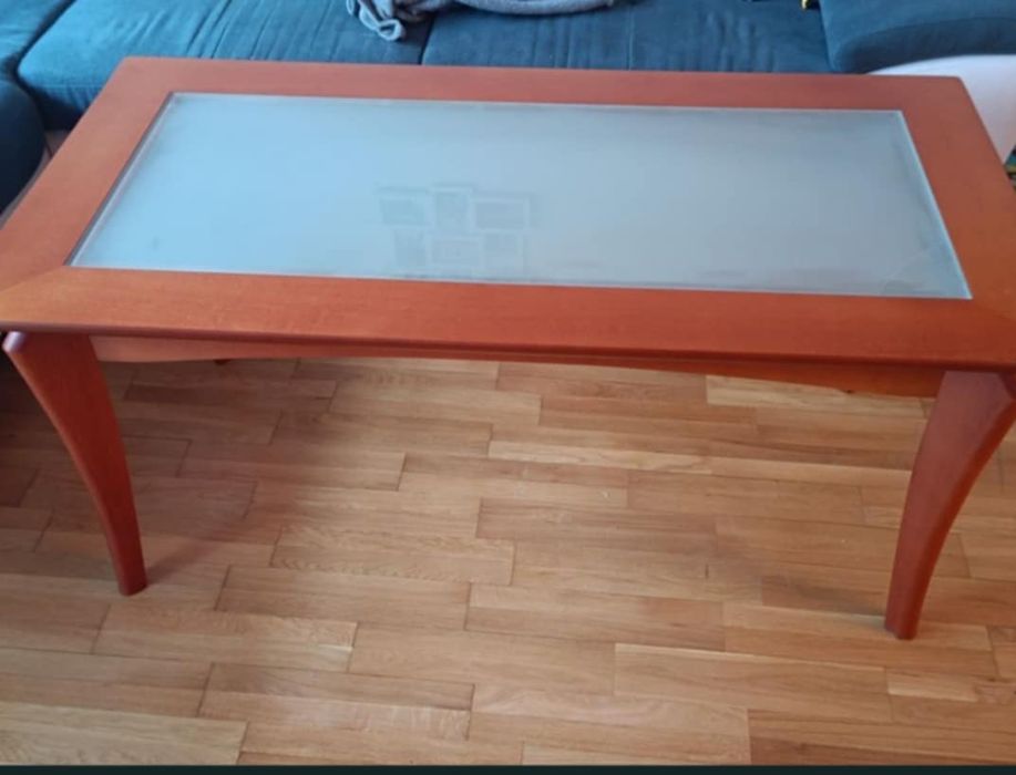 Комплект трапезна маса(разтегателна)със 6 стола,холна маса и огледало.