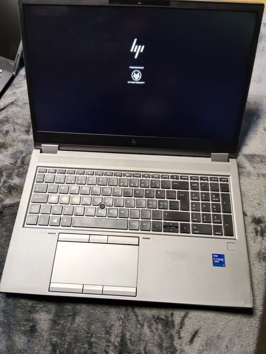 Laptop HP Zbook Fury G8  i7-11850H,16gb RAM ,ssd 512gb nvme ,baterie ok uzura 13% ceva probleme estetice  unele colturi atinse  ceva zgârieturi