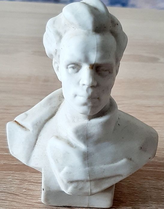 Ефектни колекционерски предмети  и  Нова, вертикална поставка за чаши