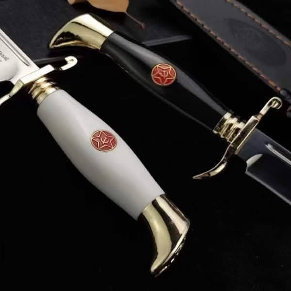 Ловни Руски Ножове  Кожени Калъфи Цената е за 2бр ножове