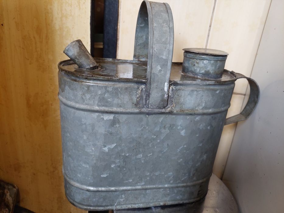 Продавам метална туба за гориво 5л