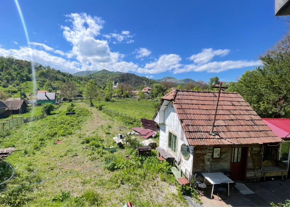 Vând casa veche la țară.