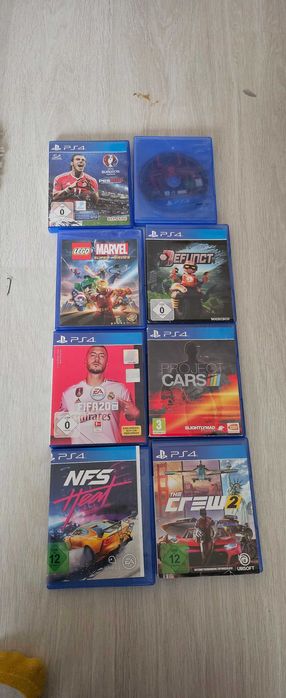 PS4 + 2 контролера + игри (в отлично състояние)