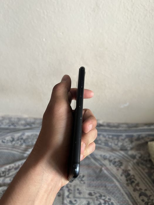 IPhone Se 2020 aybi orqa krishka singan