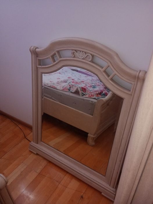 Mobila dormitor deosebit pat șifonier servantă oglinda