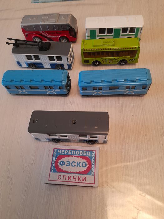 Продаю маленькие машинки.