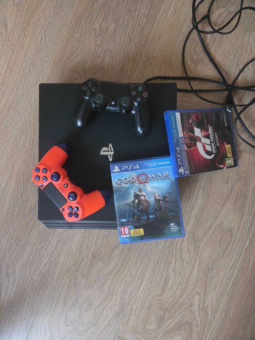 PS 4 pro 512 GB + 2 джойстика + 3 игри