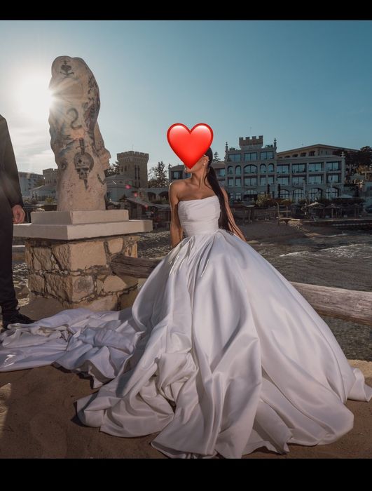 Продавам пищна булчинска рокля с кринолин, обличана само  за фотосесия