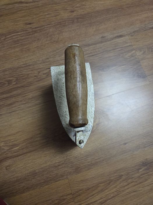 Fier de călcat vechi cu carbuni