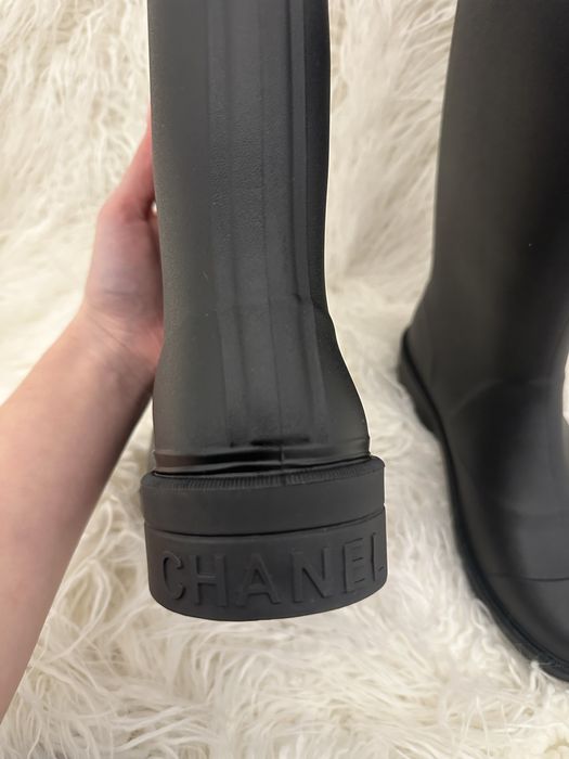 Черни ботуши Шанел отговарят на 39