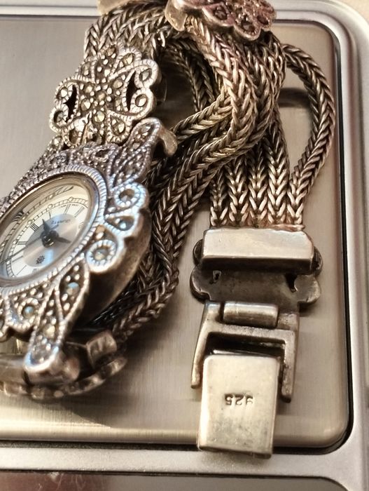 Серебряные часы часовщик проверил.Часы идут