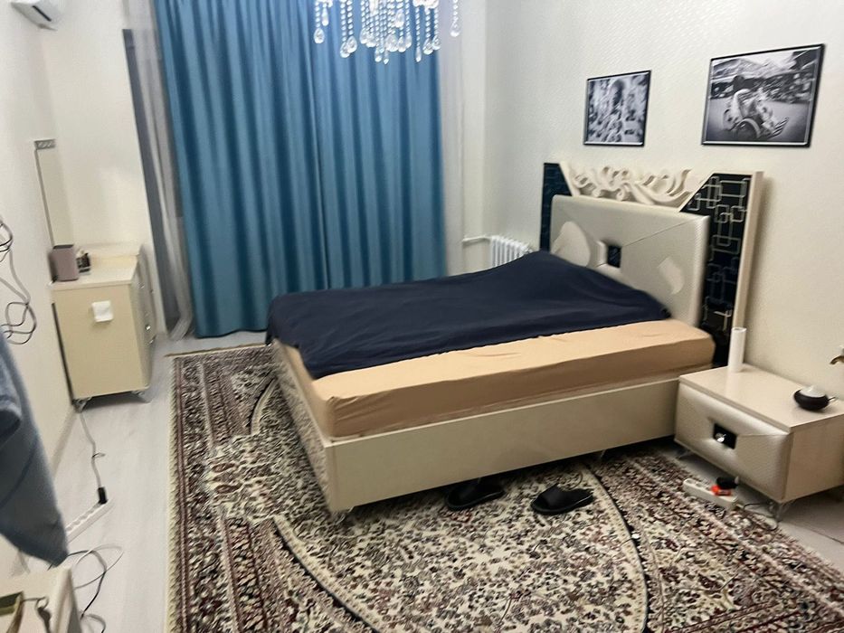 Кровать,тумбочки,комод