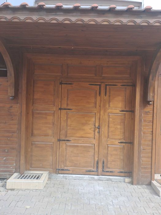 Продавам Масивна Дървена Врата