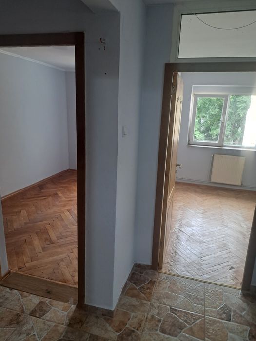 Ofer apartament de închiriat