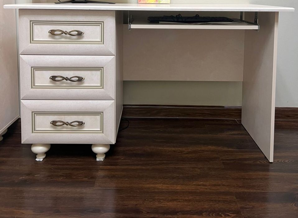 Стол компьютерный