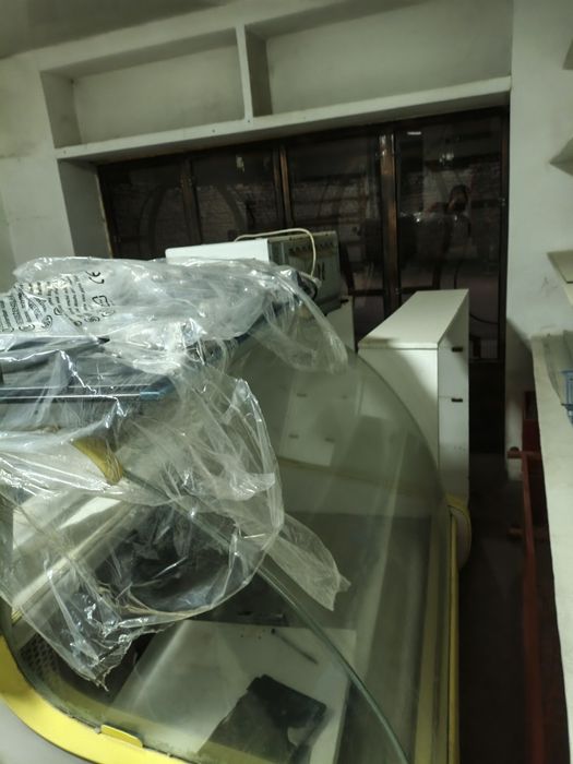 Vitrina haladelni 2 ta  . Pastavka vitrina 2 ta sotiladi 250$