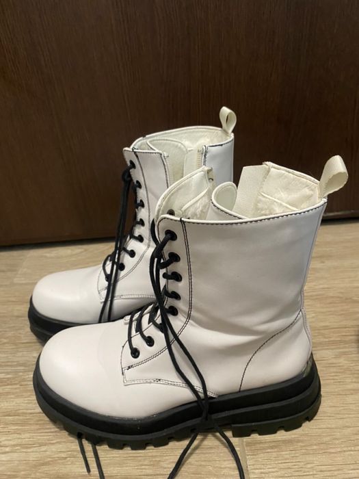 Бели ботуши вълнени.