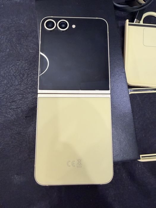 Продавам Samsung Z FLIP 6