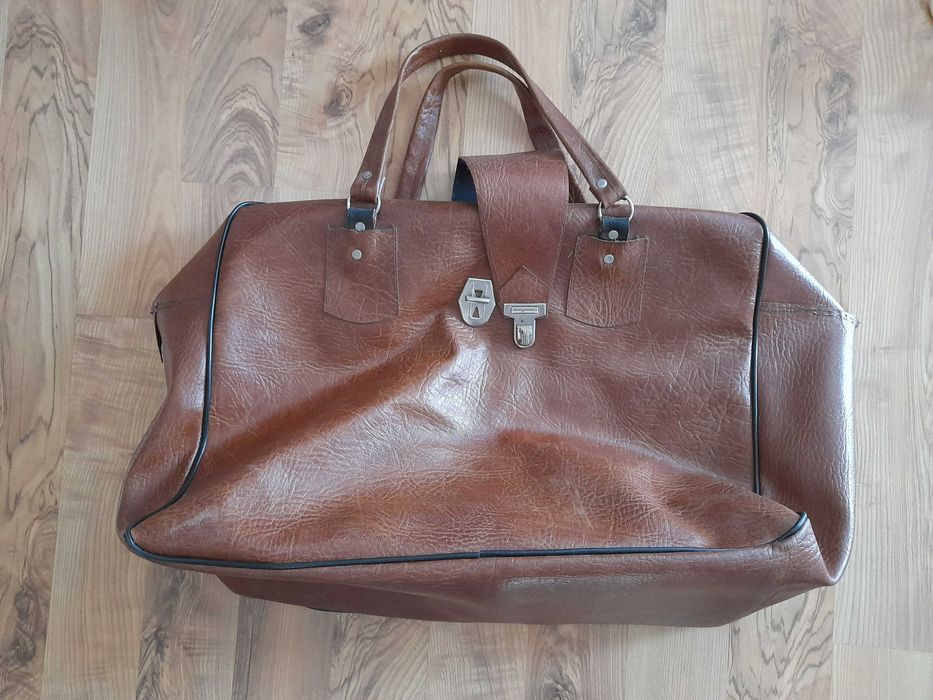 Vand geamantane vintage