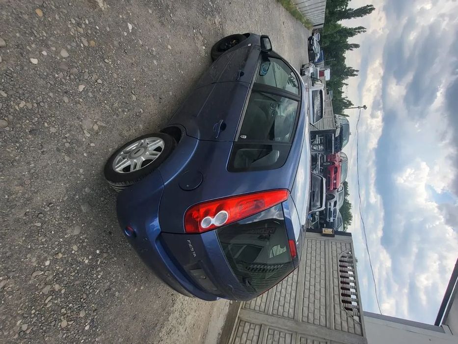 Dezmembram Ford Fiesta 2005 usa dreapta fata /usa dreapta spate