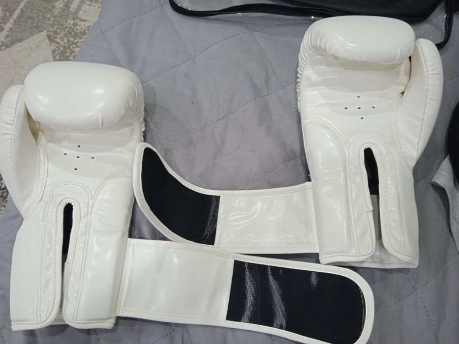Боксёрские перчатки WORLD BOXING 10 oz