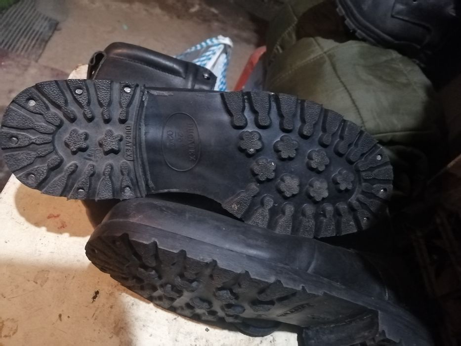 Vind bocanci diferiti