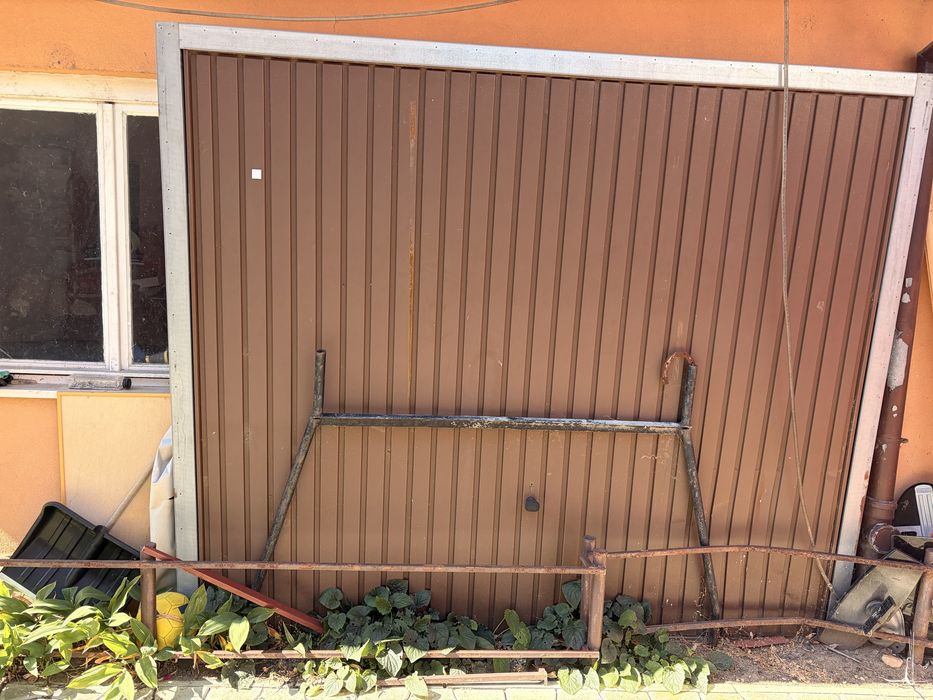 Vand poarta garaj dimensiuni Înălțime 2.27 m , lățime 2,60 m