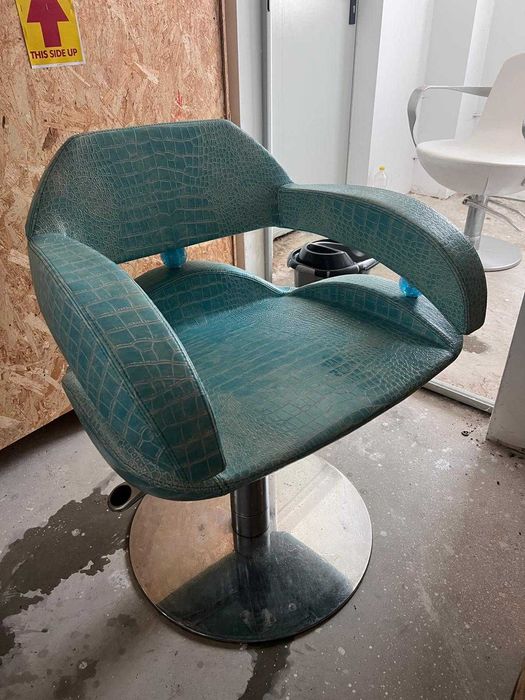 Scaun de salon / coafor din piele naturala