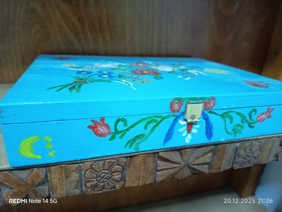 Mobilă  rustică din lemn masiv, sculptată,