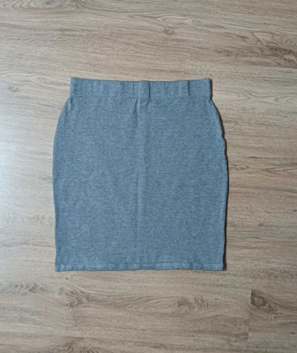 Сива пола (над коленете)