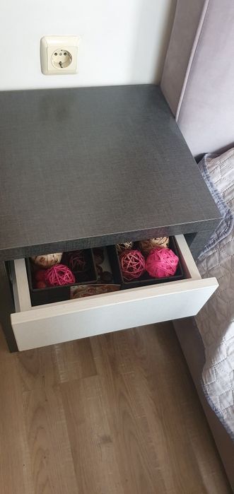 Комплект за спалня, включващ: скрин,2 нощни шкафчета и 2 етажерки за с