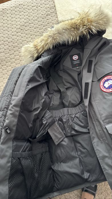 Продам зимний пуховик  Canada Goose