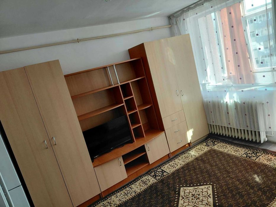 Dau spre închiriere garsonieră în zona centrală foarte aproape de mijloacele de transport în comun, farmacii, școli, grădinițe și magazine alimentare