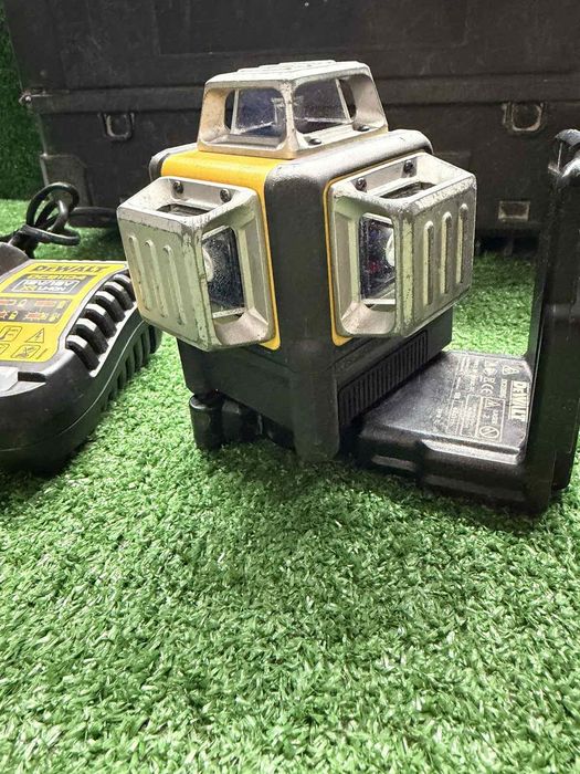 Лазерен 3D нивелир със зелен лъч DeWALT DCE089G