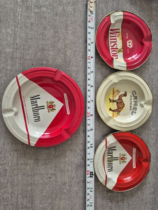 Scrumiere vechi, diferite mărci Winston, Camel, Marlboro