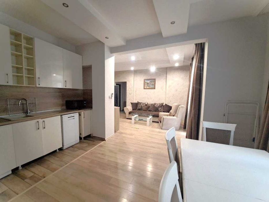 Продава се Тристаен апартамент в София, Център - 80 кв.м за 4250 €/кв.м - Снимка #2