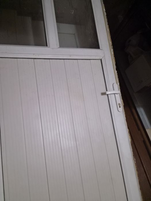 Продам дверь пластиковую